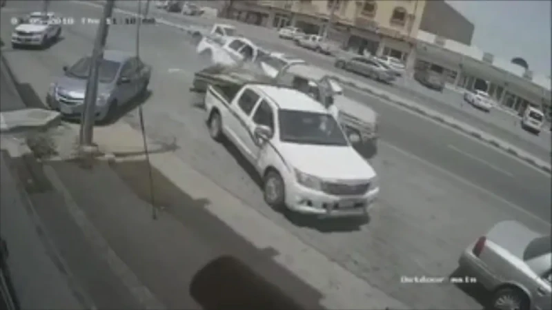 سائق مقطورة يدهس شاب في وضح النهار.. والمطالبة بمحاكمته فوراً