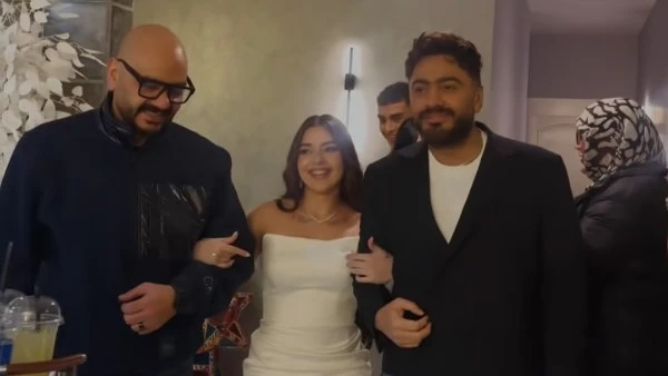 برفقة شقيقيه. تامر حسني يقدم هاجر الشافعي لخطيبها