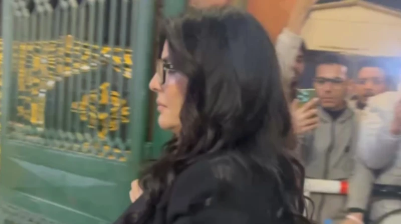 أبرزهم السقا ومنى الشاذلي. نجوم الفن والإعلام في عزاء والد مي عمر