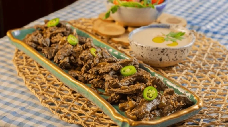 لعشاق الأكل الشعبي. الكبدة الإسكندراني وسلطة الطحينة على طريقة المحلات