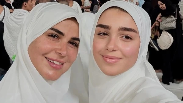 عمرة رانيا منصور رفقة ابنتها توانا من الحرم المكي