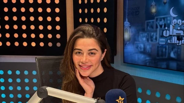 يارا السكري نجوم FM: أحمد العوضي قالي شمسك حامية