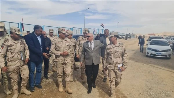 قائد المنطقة الغربية العسكرية يتفقد مشروعات الصرف الصحي بقوص