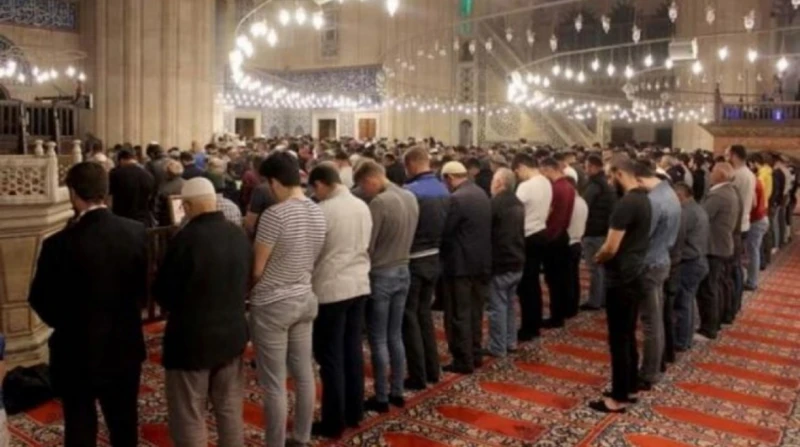 السبب غريب، إمام تركي يختصر صلاة التراويح استجابة لمطالب الشباب