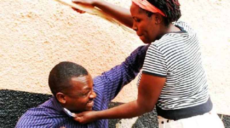 تضرب الرجال مقابل المال. أوغندية تثير الجدل بمشروعها الغريب