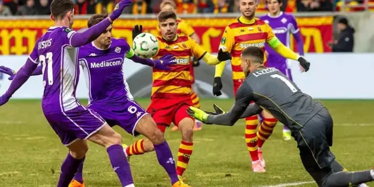 فيورنتينا يفلت من الكارثة… تأهل مثير لثمن نهائي المؤتمر