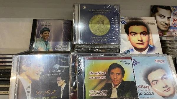 ألبومات نجوم الزمن الجميل ونوستالجيا زمان في معرض الكتاب 2026. فيديو