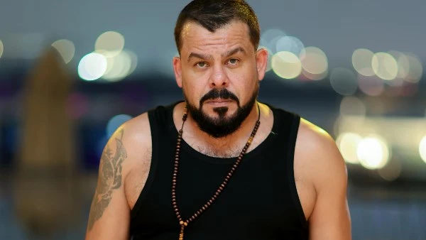 منذر رياحنة يوضح حقيقة صورته بالمستشفى: إصابة خلال تصوير أبطال الرمال