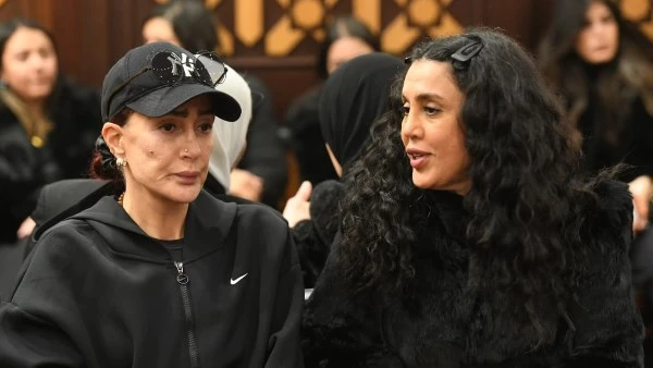 الصلح خير غادة عبدالرازق تقدم واجب العــ ــزاء في والد مي عمر