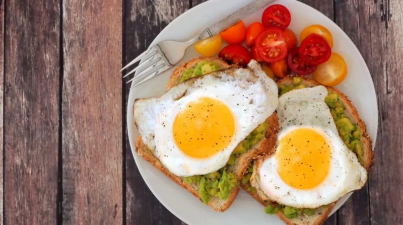 ليس عدوا لقلبك. كيف تتناول البيض بطريقة صحية دون القلق من الكوليسترول