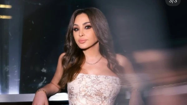 إليسا تلفت الأنظار بأحدث ظهور من الإمارات