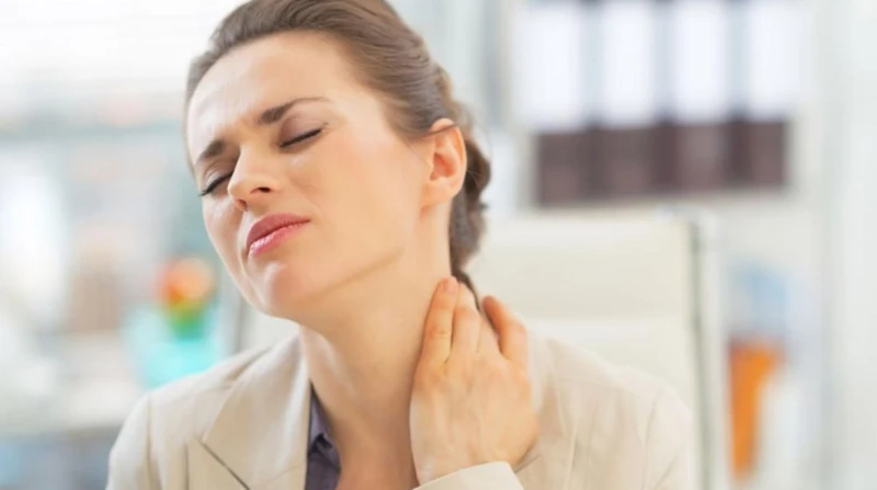 جلطة دماغية وفقدان بصر، أمريكية تتعرض لمضاعفات خطيرة بسبب "طقطقة الرقبة"