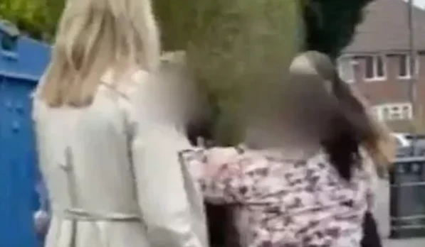 اللي بيحصل في المسلسلات بيتكرر في الواقع: موظفة تضرب زميلها علقة موت