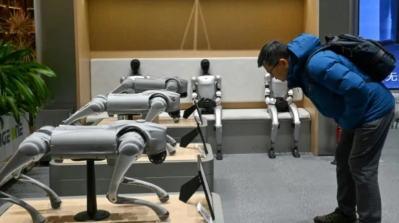 فنان ياباني يقيد كلبًا روبوتيًا بالسلاسل لكشف مخاوف الـ "AI"