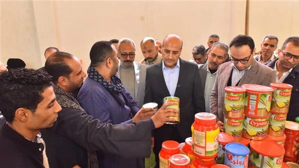 محافظ أسيوط يتفقد معرض "أهلاً رمضان" بأبوتيج ويوجه بدراسة إنشاء منفذ دائم