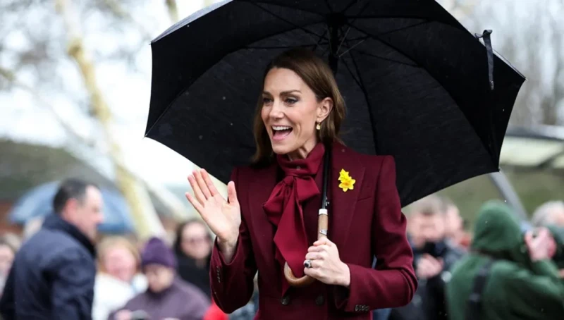 كيت ميدلتون تخطف الأنظار في ويلز بإطلالة مونوكرومية باللون البرغندي (صور)