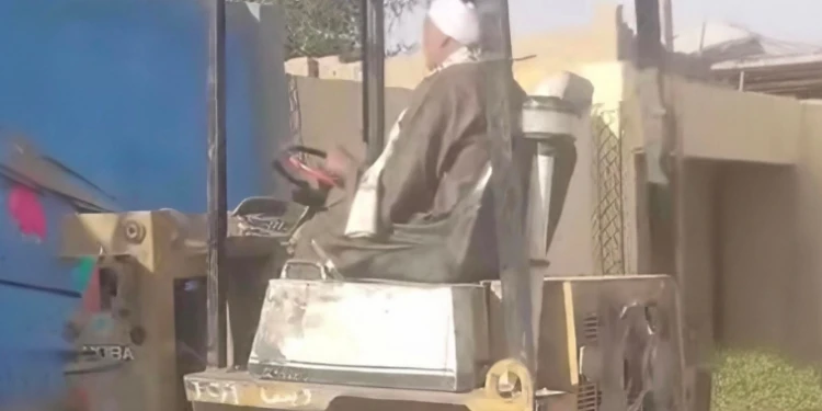 مشهد تقشعر له الابدان: اب جايب لودر وبيهدم بيت بنته في سوهاج