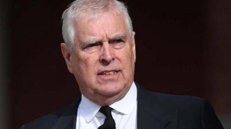 الأمير السابق لبريطانيا جاثيًا فوق امرأة. فضيحة جديدة بأحدث تسريبات إبيستن