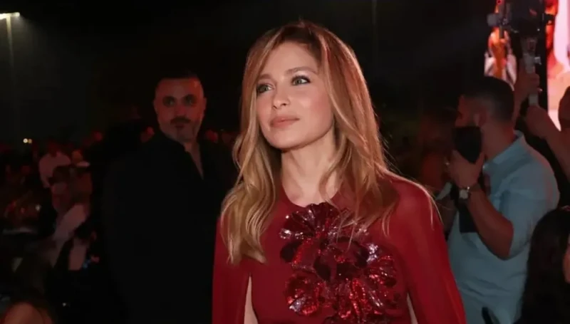 كلودين أناقة هادئة رافقت إيلي صعب إلى حلمه العالمي (صور)