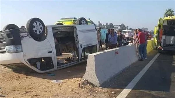 إصابة 5 أشخاص في انقلاب ميكروباص بطريق أسيوط الصحراوي بالفيوم