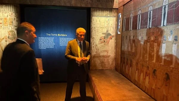 وزير السياحة يتفقد معرض «رمسيس وذهب الفراعنة» في لندن قبل افتتاحه الرسمي