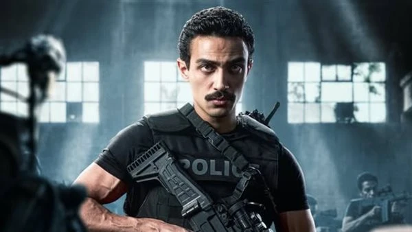 بملابس رجال الأمن. أحمد غزي يطرح البوستر الخاص به من مسلسل رأس الأفعى| صورة