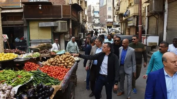 محافظ أسوان يقود حملة بميدان النفق وشوارع الحدادين والمطار والمدارس