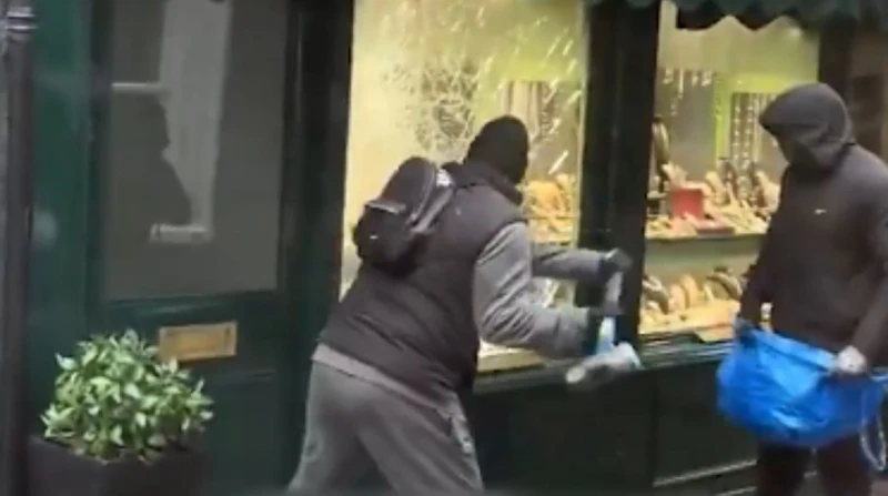 في عز الظهر، لصوص ينفذون عملية سطو لحظية على محل مجوهرات (فيديو)