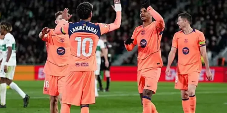 برشلونة يؤمن الصدارة بثلاثية مزيكا في شباك إلتشي