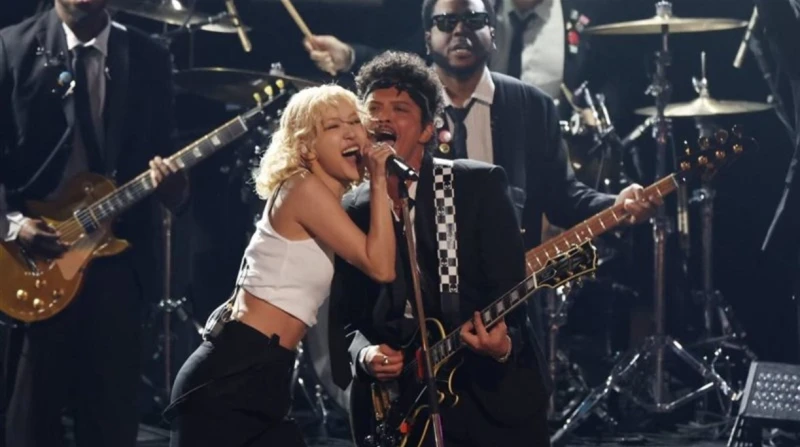 روزي وبرونو مارس يفتتحان حفل جوائز جرامي 2026 وسط حضور نجوم عالميين