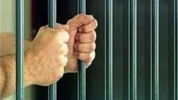 أب ينهي حياة ابنه خنقًا ويسلم نفسه لقسم الشرطة بالدقي