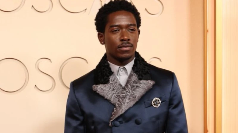 نجم باللون الأزرق. دامسون إدريس يلفت الأنظار في فعاليات حفل الأوسكار 2026