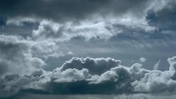 طقس اليوم الخميس: أمطار رعدية على شرق البلاد مع نشاط للرياح