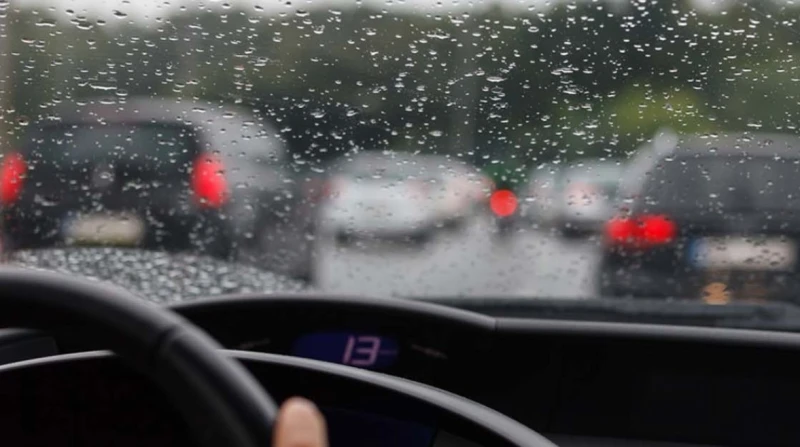 بعد تحذير الأرصاد. 10 نصائح للقيادة الآمنة في الأمطار الغزيرة والرعد