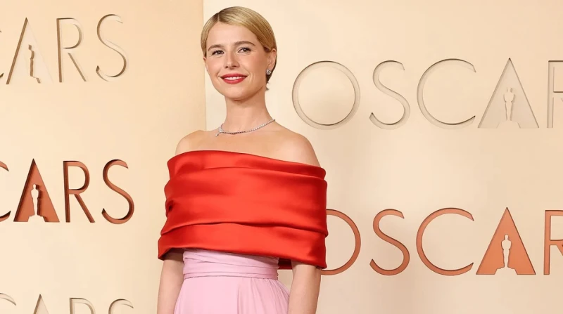 جيسي باكلي تتألق في حفل الأوسكار 2026. جائزة أفضل ممثلة عن فيلم "Hamnet"