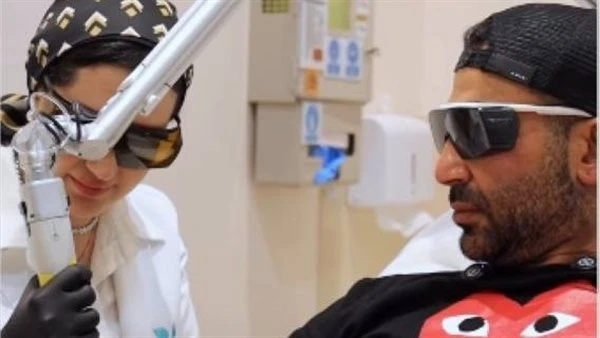 كل واحد حر. أحمد سعد يعلق على إزالته للوشم