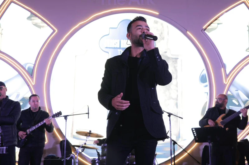 هيثم شاكر يشعل أولى ليالي خيمة «وناسة». ويقدّم مجموعة ضخمة من أغانيه وسط حضور كامل العدد