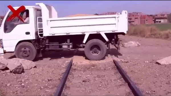 النقل تُحذر من المعابر غير الشرعية على قضبان السكك الحديدية