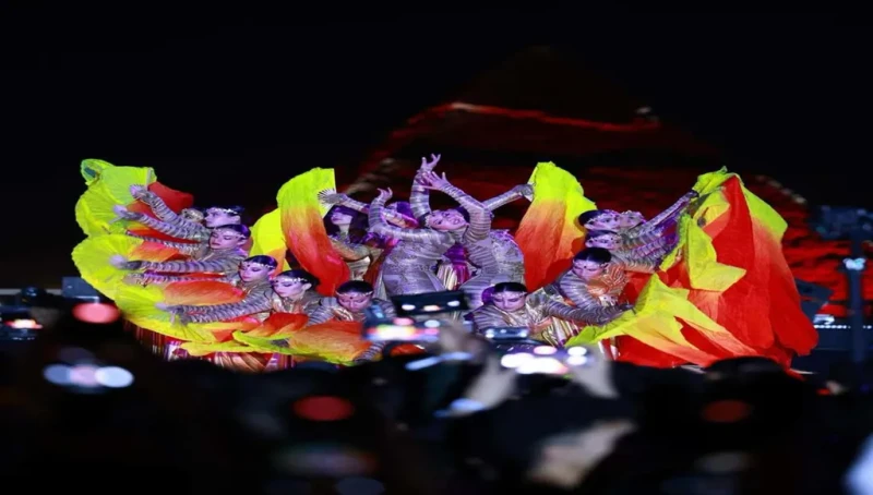 فرقة "مياس" باهرة باستعراض تحت أهرامات الجيزة (فيديو)