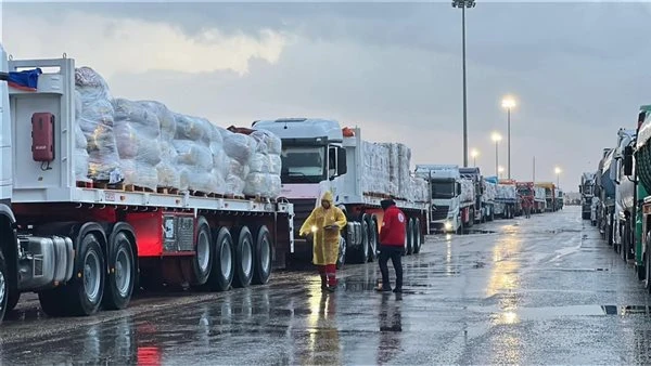 الهلال الأحمر المصري يرسل أكثر من ألفي خيمة إلى غزة ضمن "زاد العزة" الـ164