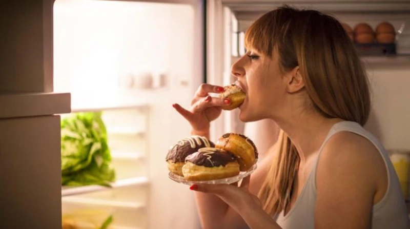 بعد إغلاق المحلات في الـ9 مساءً. كيف تنجو من فخ الجوع الليلي