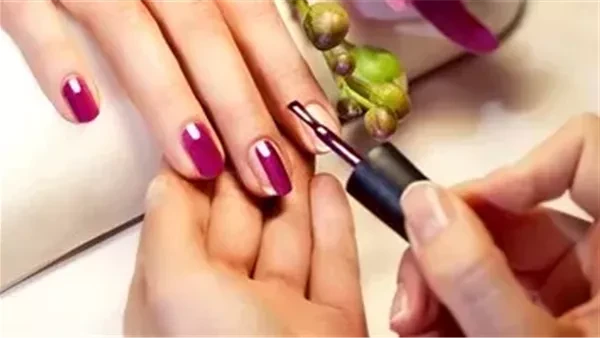 ما حكم الوضوء مع وجود طلاء أظافر او مكياج؟ دار الإفتاء تجيب