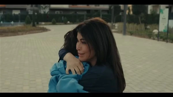 جومانا مراد حديث السوشيال ميديا بعد مشهد ضياع ابنها في “اللون الأزرق”