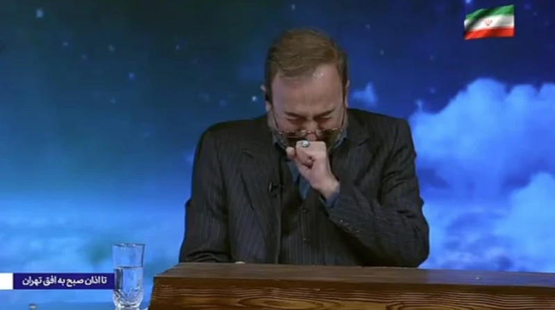 لم يتمالك دموعه. انهيار مذيع إيراني أثناء إعلانه وفاة خامنئي