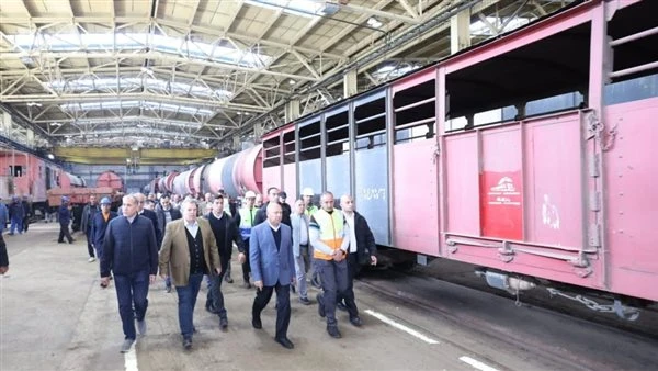 وزير النقل يتفقد ورش عربات البضائع بالإسكندرية ويؤكد تطوير النقل بالسكك الحديدية