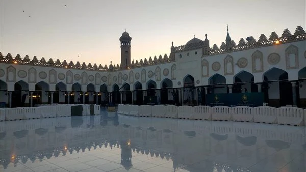 تطهير وتعقيم الجامع الأزهر استعدادا لاستقبال المصلين