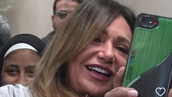 في لقطة إنسانية..ليلى علوي تزور أحد دور المسنين للتهنئة بعيد الأم