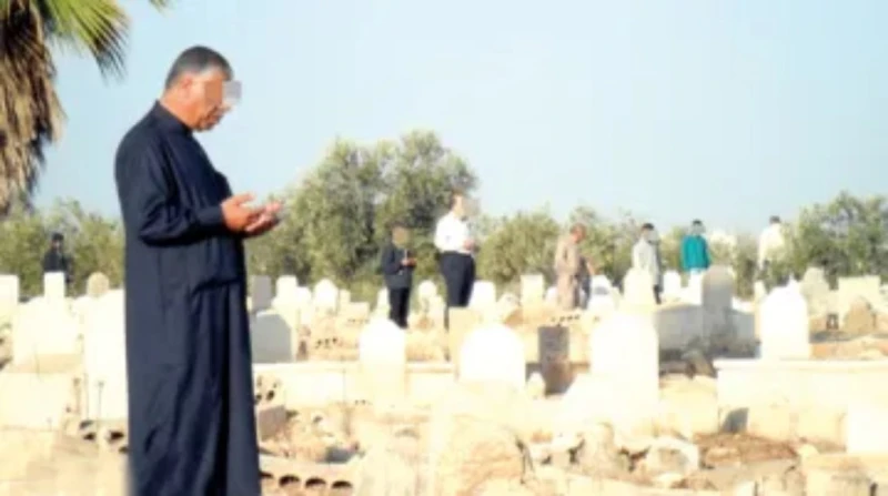 بدعة أم مباحة؟ حكم زيارة القبور في أيام العيد. عالم بالأوقات يوضح