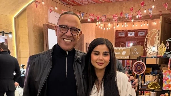 الأب منة عرفة رفقة أشرف عبد الباقي في أحدث ظهور