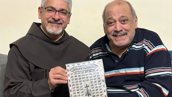 الأب بطرس دانيال يزور الفنان ضياء الميرغني ويهديه لوحة بأسماء الله الحُسنى